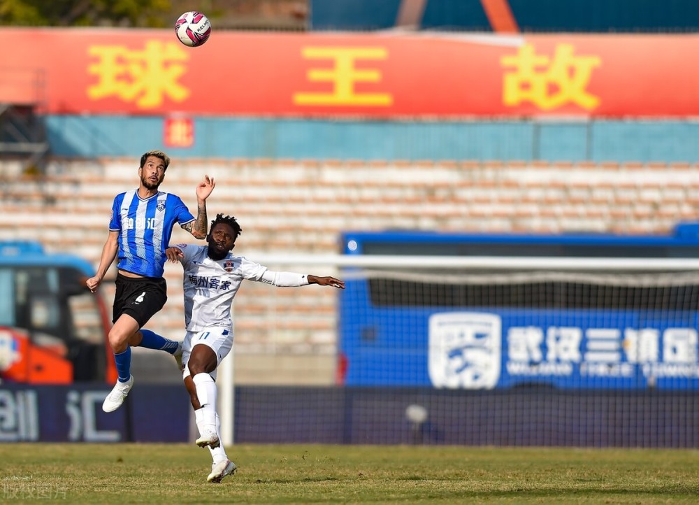 关于英超赛程吃紧；武汉三镇清晨门线救险；底气十足；轮换策略成焦点的信息